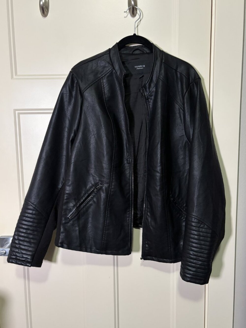 NWOT Torrid 2 (2X) Black Faux Leather Moto Collarless Jacket - Picture 3 of 12
